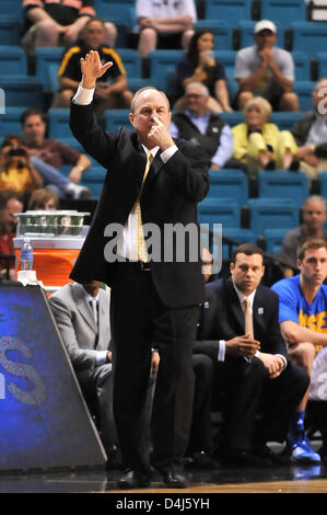 14. März 2013 Las Vegas, NV. UCLA Bruins Kopf Trainer Ben Howland in Aktion in der ersten Hälfte während der College-Basketball-Spiel zwischen den UCLA Bruins und die Arizona State Sun Devils bei der Pac-12-Turnier im MGM Grand Arena Center in Las Vegas, Nevada... Louis Lopez/CSM Stockfoto