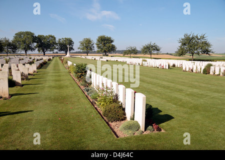 Blick über die Grabsteine in der CWGC London Friedhof und Erweiterung, hohe Holz, Longueval, Frankreich. Stockfoto