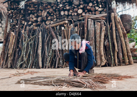 Akha Mann Hauptreparatur, hat, Laos Stroh vorbereiten Stockfoto