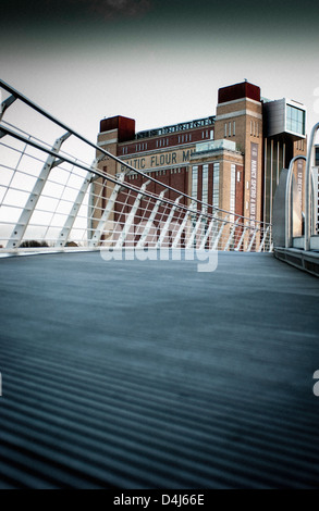 Baltisches Zentrum für zeitgenössische Kunst mit dem Deck der Millennium-Kippbrücke im Vordergrund. Gateshead, Newcastle, Großbritannien. Stockfoto