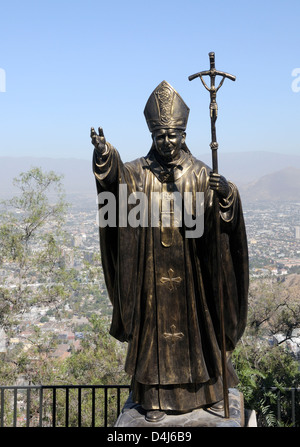 Eine Statue von Papst Johannes Paul II. zum Gedenken an seinen Besuch in Santiago im Jahr 1987. Cerro San Cristobal. Santiago, Republik Chile. Stockfoto
