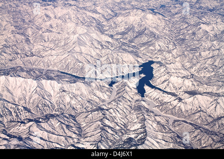 Landschaft der schneebedeckten Berge in Japan in der Nähe von Tokio, Luftbild Stockfoto