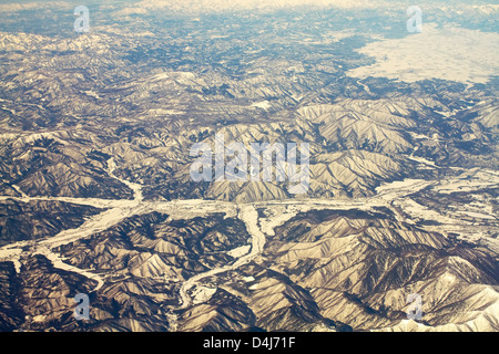 Landschaft der schneebedeckten Berge in Japan in der Nähe von Tokio, Luftbild Stockfoto