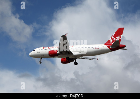 LOS ANGELES, Kalifornien, USA - 8. März 2013 - Virgin America Airbus A320-214 am Flughafen von Los Angeles auf der 8. März 2013 landet. Stockfoto