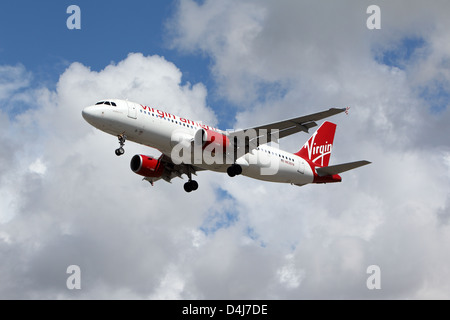 LOS ANGELES, Kalifornien, USA - 8. März 2013 - Virgin America Airbus A320-214 am Flughafen von Los Angeles auf der 8. März 2013 landet. Stockfoto