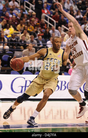 14. März 2013 - Greensboro, NC, USA - 14. März 2013: Georgia Tech Yellow Jackets vorwärts Kammeon Holsey #24 und Boston College Eagles center Dennis Clifford #24 während NCAA Basketball-Spiel zwischen dem Boston College Eagles und Georgia Tech Yellow Jackets in Greensboro Coliseum, Greensboro, NC. Stockfoto