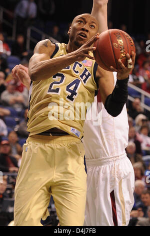 14. März 2013 - Greensboro, NC, USA - 14. März 2013: Georgia Tech Yellow Jackets vorwärts Kammeon Holsey #24 und Boston College Eagles center Dennis Clifford #24 während NCAA Basketball-Spiel zwischen dem Boston College Eagles und Georgia Tech Yellow Jackets in Greensboro Coliseum, Greensboro, NC. Stockfoto