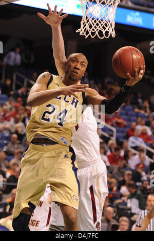 14. März 2013 - Greensboro, NC, USA - 14. März 2013: Georgia Tech Yellow Jackets vorwärts Kammeon Holsey #24 und Boston College Eagles center Dennis Clifford #24 während NCAA Basketball-Spiel zwischen dem Boston College Eagles und Georgia Tech Yellow Jackets in Greensboro Coliseum, Greensboro, NC. Stockfoto