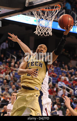 14. März 2013 - Greensboro, NC, USA - 14. März 2013: Georgia Tech Yellow Jackets vorwärts Kammeon Holsey #24 und Boston College Eagles center Dennis Clifford #24 während NCAA Basketball-Spiel zwischen dem Boston College Eagles und Georgia Tech Yellow Jackets in Greensboro Coliseum, Greensboro, NC. Stockfoto