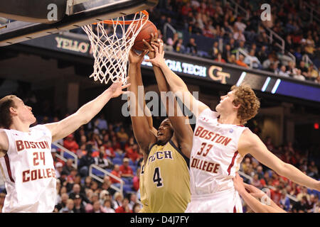 14. März 2013 - Greensboro, NC, USA - 14. März 2013: Georgia Tech Yellow Jackets forward Robert Carter #4, Boston College Eagles guard Patrick Heckmann #33 und Boston College Eagles center Dennis Clifford #24 während NCAA Basketball-Spiel zwischen dem Boston College Eagles und Georgia Tech Yellow Jackets in Greensboro Coliseum, Greensboro, NC. Stockfoto