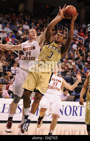 14. März 2013 - Greensboro, NC, USA - 14. März 2013: Georgia Tech Yellow Jackets Guard/Forward Marcus Georges-Jagd #3, Boston College Eagles guard Patrick Heckmann #33 und Boston College Eagles center Dennis Clifford #24 während NCAA Basketball-Spiel zwischen dem Boston College Eagles und Georgia Tech Yellow Jackets in Greensboro Coliseum, Greensboro, NC. Stockfoto