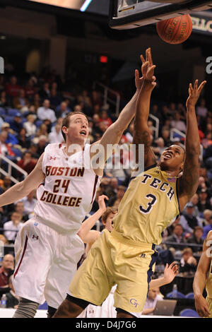 14. März 2013 - Greensboro, NC, USA - 14. März 2013: Georgia Tech Yellow Jackets Guard/Forward Marcus Georges-Jagd #3 und Boston College Eagles center Dennis Clifford #24 bei NCAA Basketball-Spiel zwischen dem Boston College Eagles und Georgia Tech Yellow Jackets in Greensboro Coliseum, Greensboro, NC. Stockfoto