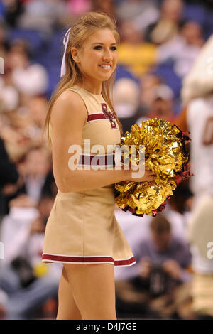 14. März 2013 - Greensboro, NC, USA - 14. März 2013: Boston College Eagles Cheerleader bei NCAA Basketball-Spiel zwischen dem Boston College Eagles und Georgia Tech Yellow Jackets in Greensboro Coliseum, Greensboro, NC. Stockfoto