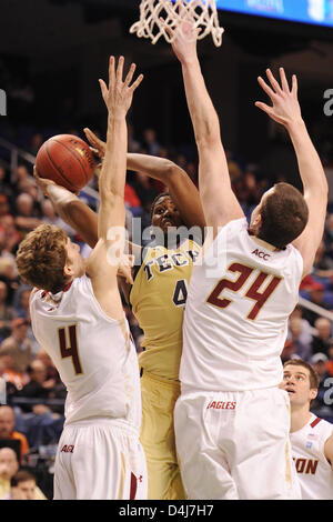 14. März 2013 - Greensboro, NC, USA - 14. März 2013: Georgia Tech Yellow Jackets weiterleiten Robert Carter #4, Boston College Eagles Vorlauf Eddie Odio #4 und Boston College Eagles center Dennis Clifford #24 während NCAA Basketball-Spiel zwischen dem Boston College Eagles und Georgia Tech Yellow Jackets in Greensboro Coliseum, Greensboro, NC. Stockfoto