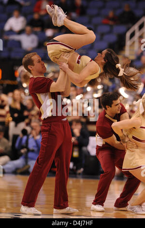 14. März 2013 - Greensboro, NC, USA - 14. März 2013: Boston College Eagles Cheerleader bei NCAA Basketball-Spiel zwischen dem Boston College Eagles und Georgia Tech Yellow Jackets in Greensboro Coliseum, Greensboro, NC. Stockfoto