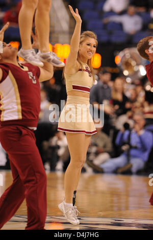 14. März 2013 - Greensboro, NC, USA - 14. März 2013: Boston College Eagles Cheerleader bei NCAA Basketball-Spiel zwischen dem Boston College Eagles und Georgia Tech Yellow Jackets in Greensboro Coliseum, Greensboro, NC. Stockfoto