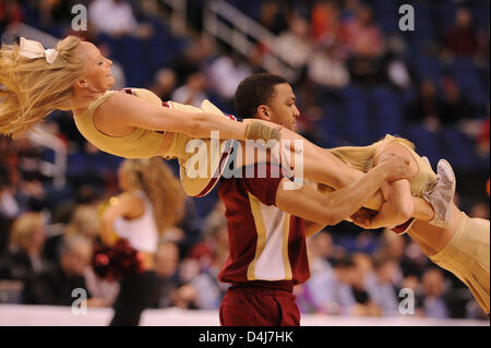 14. März 2013 - Greensboro, NC, USA - 14. März 2013: Boston College Eagles Cheerleader bei NCAA Basketball-Spiel zwischen dem Boston College Eagles und Georgia Tech Yellow Jackets in Greensboro Coliseum, Greensboro, NC. Stockfoto