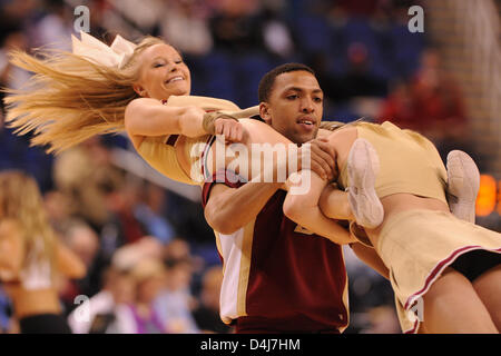 14. März 2013 - Greensboro, NC, USA - 14. März 2013: Boston College Eagles Cheerleader bei NCAA Basketball-Spiel zwischen dem Boston College Eagles und Georgia Tech Yellow Jackets in Greensboro Coliseum, Greensboro, NC. Stockfoto