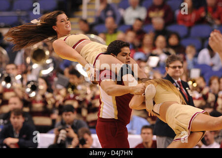 14. März 2013 - Greensboro, NC, USA - 14. März 2013: Boston College Eagles Cheerleader bei NCAA Basketball-Spiel zwischen dem Boston College Eagles und Georgia Tech Yellow Jackets in Greensboro Coliseum, Greensboro, NC. Stockfoto