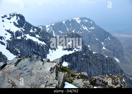 Blick vom Gipfel des Ben Nevis auf Turm Ridge und Carn Dearg in der Ferne Stockfoto