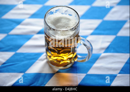 Berlin, Deutschland, ein Maßnahme Krug Bier im Hofbräuhaus am Alexanderplatz Stockfoto