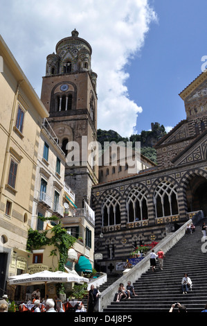 Der Duomo di Sant' Andrea in Amalfi, Italien mit Restaurants neben den Schritten. Stockfoto