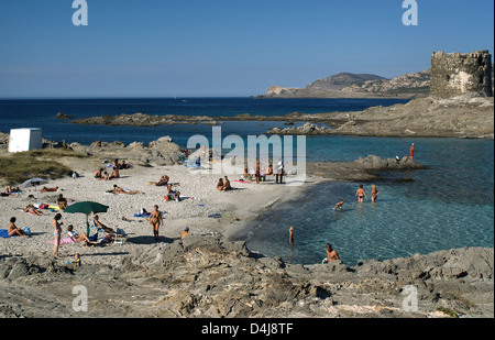 Stintino, Italien, Badegäste am Strand mit Pelosa Turm und die Insel Asinara Stockfoto