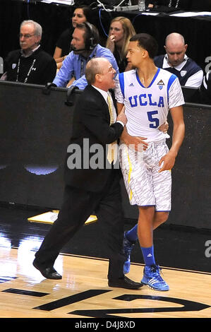 14. März 2013 Las Vegas, NV. UCLA Bruins Cheftrainer Ben Howland bewegt sich UCLA Bruins Guard Kyle Anderson #5 zurück auf die Bank nach einer Exchnge in der Nähe von der Arizona State Sun Devils-Bank in der zweiten Hälfte während der College-Basketball-Spiel zwischen den UCLA Bruins und die Arizona State Sun Devils während des Pac-12 Turniers im MGM Grand Arena Center in Las Vegas, Nevada... Die UCLA Bruins besiegen die Arizona State Sun Devils 80-75.Louis Lopez/CSM Stockfoto