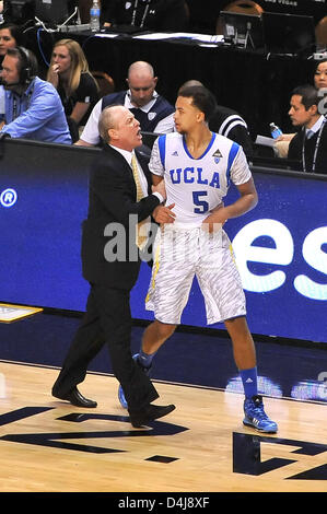 14. März 2013 Las Vegas, NV. UCLA Bruins Cheftrainer Ben Howland bewegt sich UCLA Bruins Guard Kyle Anderson #5 zurück auf die Bank nach einer Exchnge in der Nähe von der Arizona State Sun Devils-Bank in der zweiten Hälfte während der College-Basketball-Spiel zwischen den UCLA Bruins und die Arizona State Sun Devils während des Pac-12 Turniers im MGM Grand Arena Center in Las Vegas, Nevada... Die UCLA Bruins besiegen die Arizona State Sun Devils 80-75.Louis Lopez/CSM Stockfoto