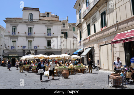 Speisen auf der Piazza del Duomo in Amalfi, Italien. Stockfoto