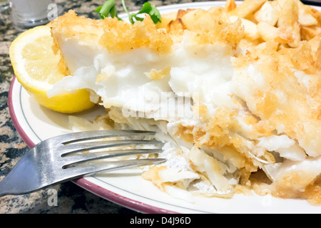 Fish And Chips mit schönen Teig aufgeschnitten, das saftige Fleisch Schellfisch in einem spezialisierten Restaurant zeigen Stockfoto
