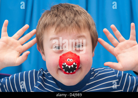 Ein neun Jahre alter Junge trägt eine rote Nase für Comic relief Stockfoto