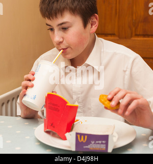 Ein 13 Jahre alter Junge Mcdonalds Mahlzeiten bequem zu Hause im Vereinigten Königreich Stockfoto