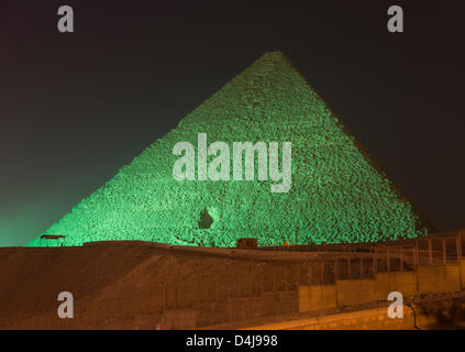 Kairo, Ägypten. 14. März 2013. Flutung wird verwendet, um die große Pyramide von Gizeh zum St. Patricks Day feiern grün.  Bildnachweis: B.O'Kane / Alamy Live News Stockfoto