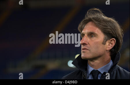 Stuttgarts Trainer Bruno Labbadia ist vor der UEFA Europa League Runde der 16 zweite Bein-Fußballspiel zwischen Lazio Rom und VfB Stuttgart im Stadio Olimpico in Rom, Italien, 14. März 2013 gesehen. Foto: Marijan Murat/Dpa +++(c) Dpa - Bildfunk +++ Stockfoto