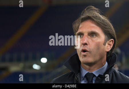 Stuttgarts Trainer Bruno Labbadia ist vor der UEFA Europa League Runde der 16 zweite Bein-Fußballspiel zwischen Lazio Rom und VfB Stuttgart im Stadio Olimpico in Rom, Italien, 14. März 2013 gesehen. Foto: Marijan Murat/dpa Stockfoto