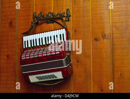 Dekorative Akkordeon auf einem alten hölzernen Wand Stockfoto