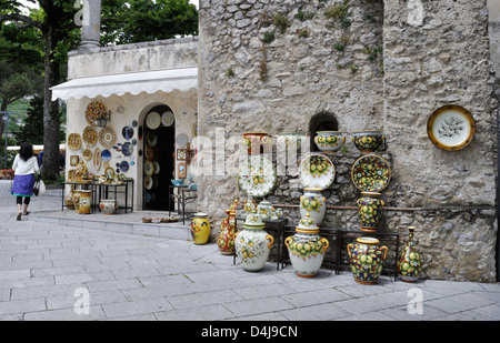 Keramik-Shop in der Piazza Vescovado, Ravello, Italien. Stockfoto