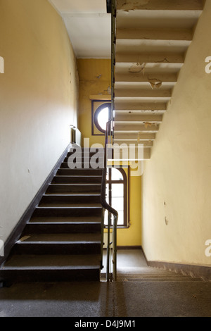 Berlin, Deutschland, Treppenhaus in einer leeren Fabrikhalle Stockfoto