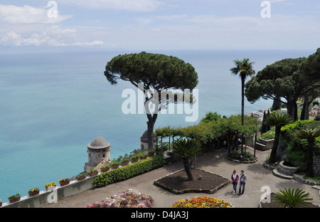 Junge Paare, die in den Gärten der Villa Rufolo in Ravello, Italien. Stockfoto