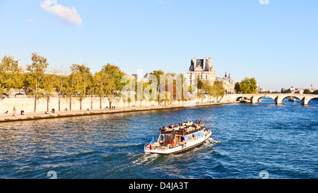 Touristen auf dem Motor starten Jean Marais, im Besitz von Bateaux Parisiens, Reisen entlang der Seine, Paris Stadt Stockfoto