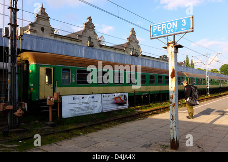 Zug und Reisenden am Bahnsteig des Hauptbahnhofs Lodz´s Fabryczna. Polen Stockfoto