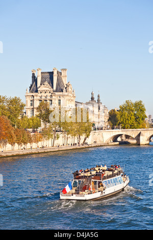 Touristen auf dem Motor starten Jean Marais, im Besitz von Bateaux Parisiens, Reisen entlang der Seine, Paris Stadt Stockfoto