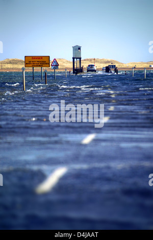 Autos, die durch Hochwasser, Damm zur Heiligen Insel gestrandet / Lindisfarne, Northumberland Stockfoto