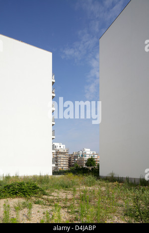 Berlin, Deutschland, grüne Luecke zwischen zwei Gebäuden Stockfoto