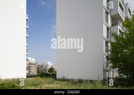 Berlin, Deutschland, grüne Luecke zwischen zwei Gebäuden Stockfoto