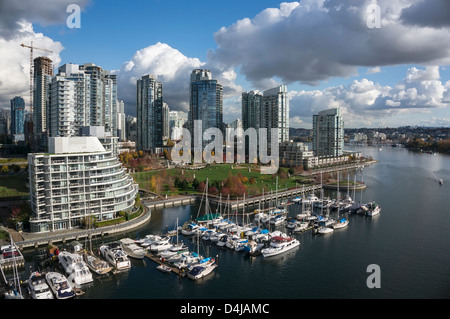 Blick auf Downtown Vancouver von Granville Bridge. Stockfoto