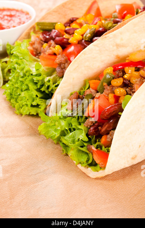 Taco-Sandwiches auf dem Tisch. Selektiven Fokus auf die vorderen taco Stockfoto