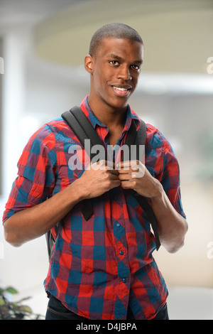 Young African American Student mit Rucksack im Innenbereich Stockfoto