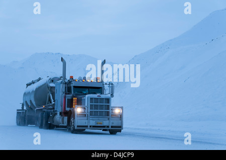 LKW auf Atigun Pass in der Brooks Range, Dalton Highway Haul Road nördlich von Coldfoot, Alaska. Stockfoto